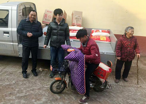 慈善|回老家過(guò)年，老人們?yōu)樗Q起大拇指